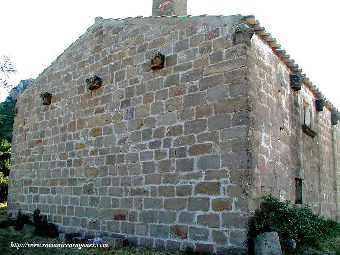 MURO OESTE DE CONSTRUCCIN ADOSADA, CON CAPITELES